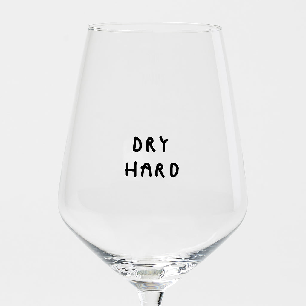 "Dry Hard" Weinglas by Johanna Schwarzer × selekkt