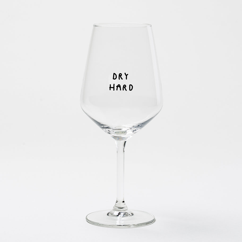 "Dry Hard" Weinglas by Johanna Schwarzer × selekkt