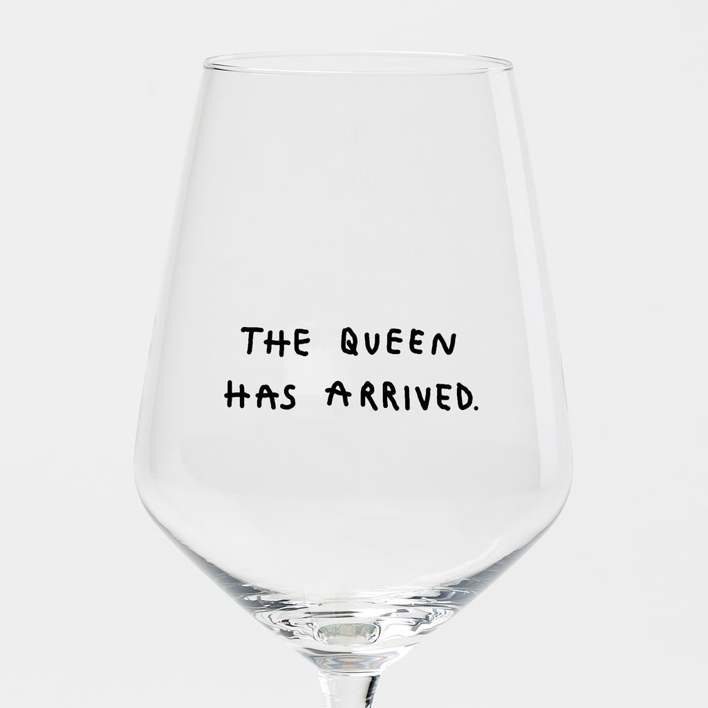 "The Queen Has Arrived" Weinglas by Johanna Schwarzer × selekkt